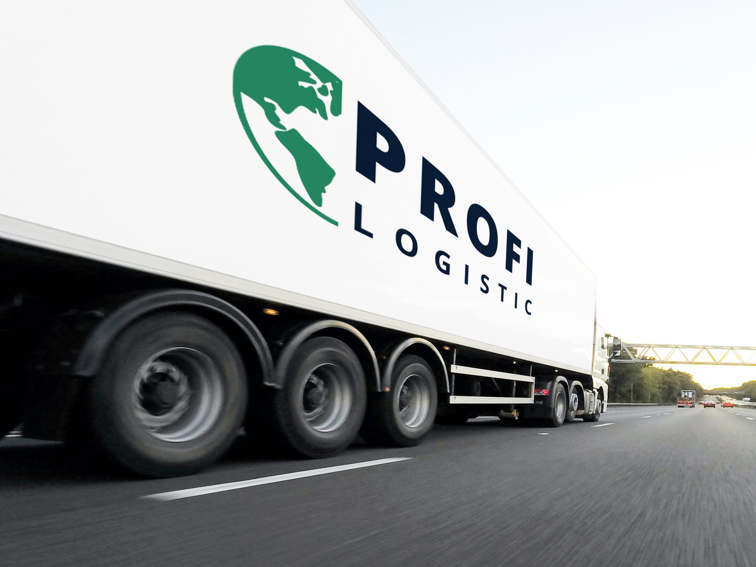 Profi Logistic Sattelzug unterwegs auf der Autobahn